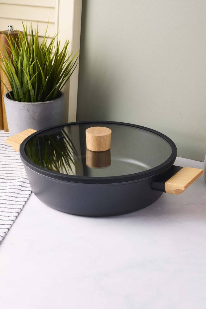 CookWood Black İndüksiyon Tabanlı Ahşap Kulplu Kapaklı Seramik Basık Tencere 24 cm - 1